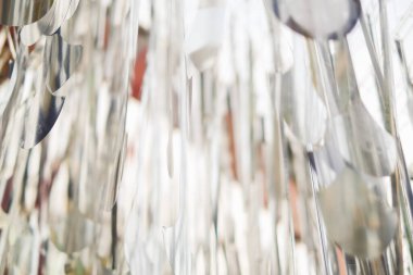 Mobil asılı arkaplanının gümüş rengi