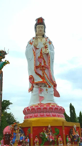 Statua Guanyin Molto Grande Stand Sul Piedistallo Tempio Wat Saman — Foto Stock