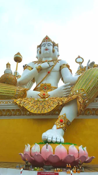 Brahma Statue Sitzt Sehr Groß Auf Einem Sockel Wat Saman — Stockfoto