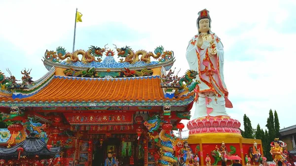 Statua Guanyin Molto Grande Stand Sul Piedistallo Tempio Wat Saman — Foto Stock