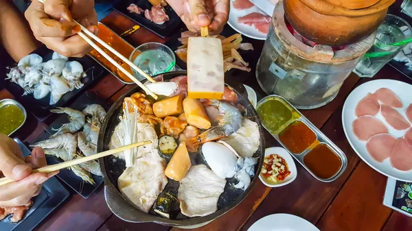 Groupe Personnes Avec Main Dans Thai Barbecue Buffet — Photo