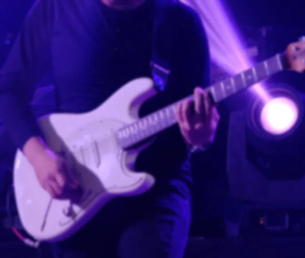 Blurred Rock Man Bermain Solo Gitar Atas Panggung — Stok Foto