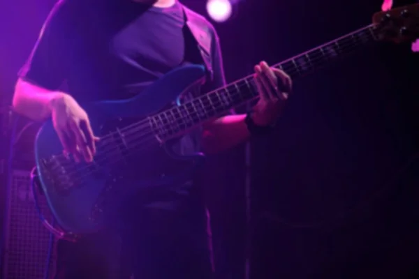 Niewyraźne Rock Człowiek Grać Gitarze Solo Scenie — Zdjęcie stockowe