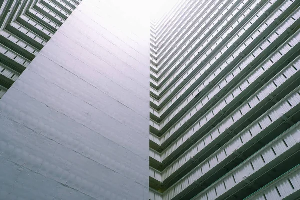 Θέα Προς Πάνω Μπαλκόνι Του Πολυώροφου Κτιρίου — Φωτογραφία Αρχείου