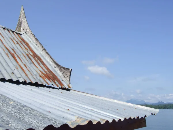 Awan Dan Langit Biru Dengan Seng Atap Thailand Gaya — Stok Foto
