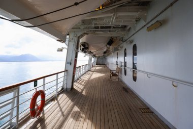 Yolcu gemisinin balkonundan okyanus manzarası