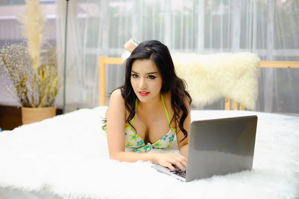 Çekici seksi Asyalı bir kadının iç çamaşırlı portresi.