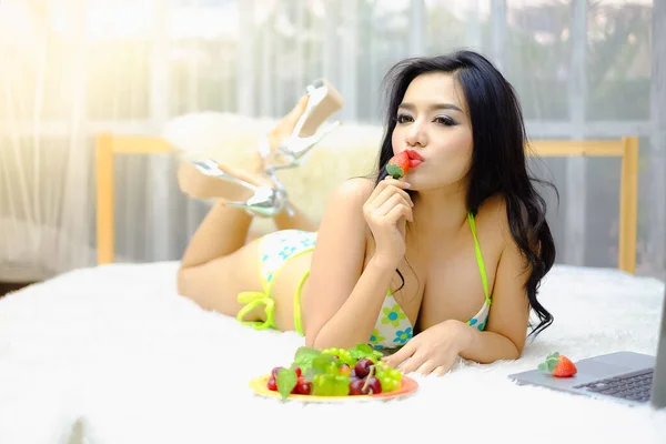 一个穿着内衣的迷人的性感亚洲女人的画像 — 图库照片