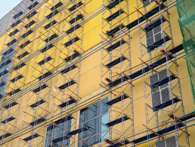 İşçiler için inşaat iskelesi yenileniyor.