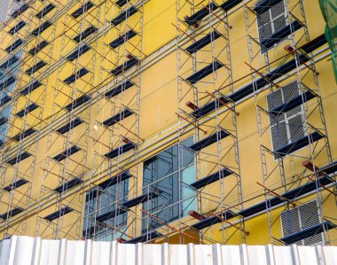 İşçiler için inşaat iskelesi yenileniyor.