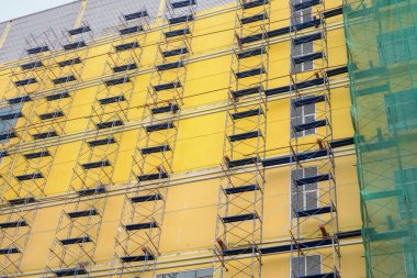 İşçiler için inşaat iskelesi yenileniyor.