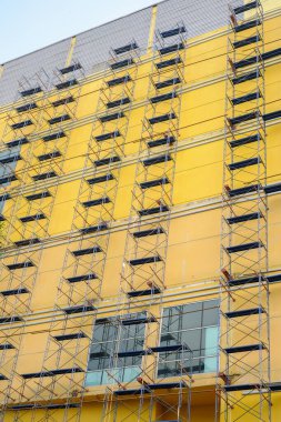 İşçiler için inşaat iskelesi yenileniyor.