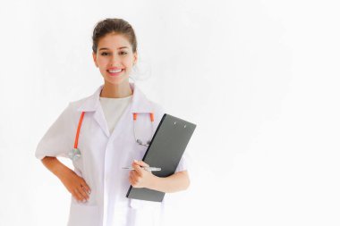 Beyaz steteskoplu beyaz önlük giymiş, beyaz bir kadın doktor.
