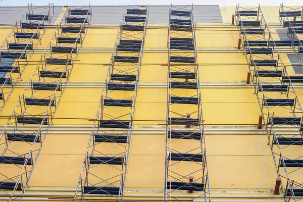 Scaffolding Outdoor Worker Renovate Building — Stock Photo, Image