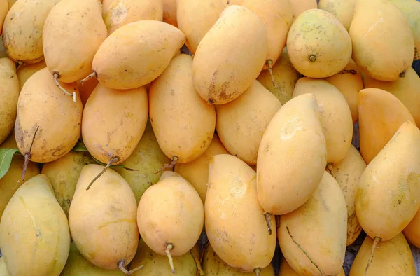 Pazar arka planında sarı mango