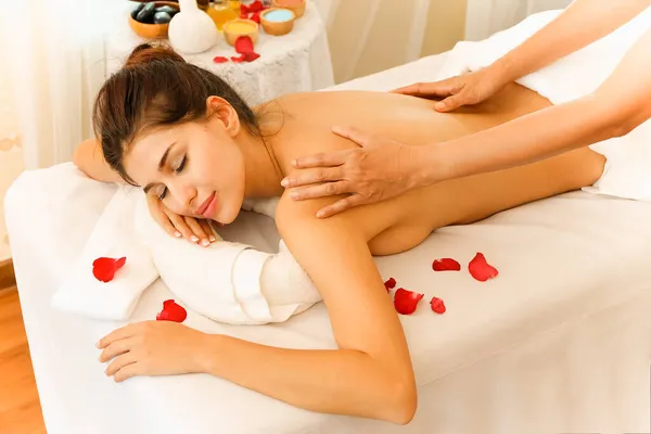 Jovem Morena Pele Relaxante Massagem Spa — Fotografia de Stock