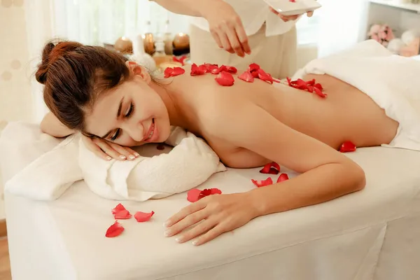Jeune Femme Brune Peau Relaxante Massage Spa — Photo