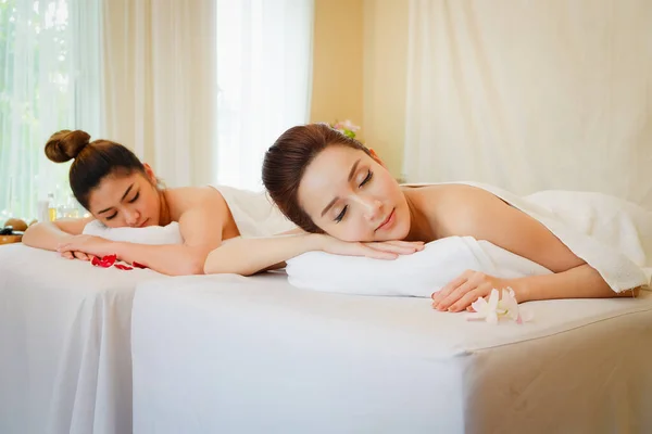 Młoda Azjatka Relaksująca Się Spa Masaż Leży Brzuchu Łóżku — Zdjęcie stockowe