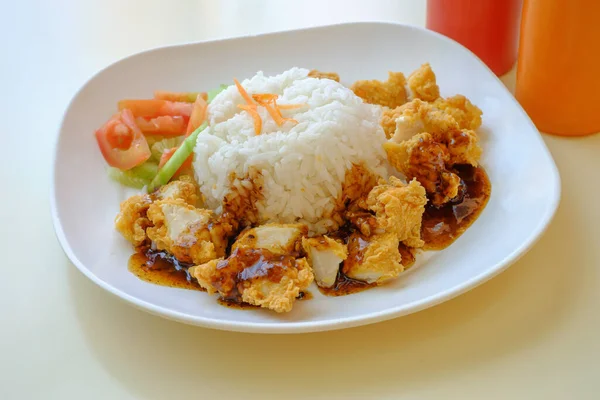 Ayam Dengan Nasi Saus Isan Makanan Thai — Stok Foto