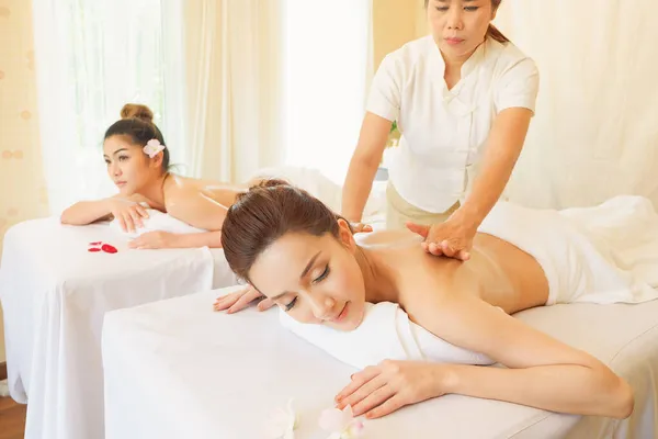 Jovem Mulher Asiática Relaxante Spa Massagem Mentira Seu Estômago Cama — Fotografia de Stock