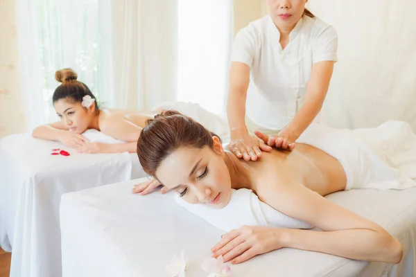 Giovane Donna Asiatica Rilassante Spa Massaggio Trovano Sul Vostro Stomaco — Foto Stock