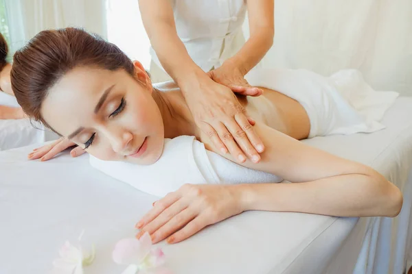 Jovem Mulher Asiática Relaxante Spa Massagem Mentira Seu Estômago Cama — Fotografia de Stock