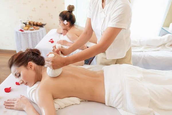 Jovem Mulher Asiática Relaxante Spa Massagem Mentira Seu Estômago Cama — Fotografia de Stock