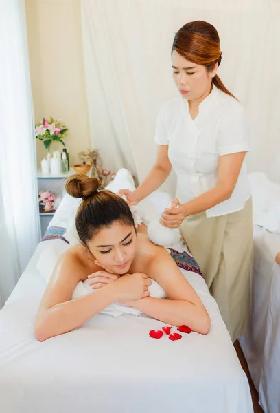 Jovem Mulher Asiática Relaxante Spa Massagem Mentira Seu Estômago Cama — Fotografia de Stock