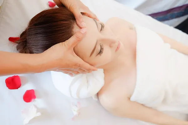 Jovem Mulher Asiática Relaxante Massagem Spa — Fotografia de Stock