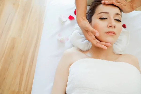 Jovem Mulher Asiática Relaxante Massagem Spa — Fotografia de Stock