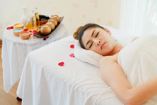 Azji Kobieta Relaks Spa Salon Leżący Łóżku — Zdjęcie stockowe