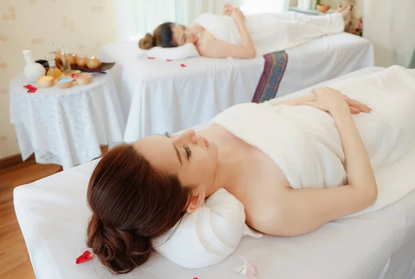 Aziatische Vrouw Ontspannen Spa Salon Liggend Het Bed — Stockfoto