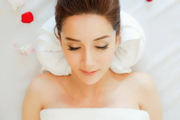 Asian Woman Relaxing Spa Salon Lying Bed — Stock Photo, Image