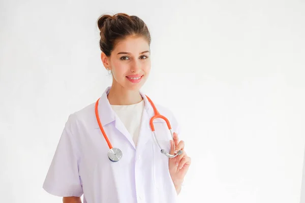 Kaukasische Ärztin Weißem Kleid Mit Stethoskop — Stockfoto