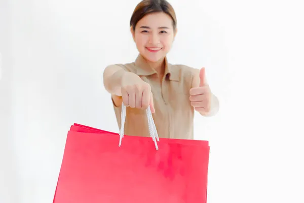ショッピングバッグを持っている幸せな女性 フォーカスを選択 — ストック写真