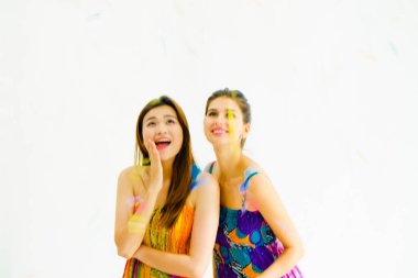 Soyut bulanıklık, kutlama yapan iki mutlu kadın.