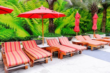 Sandalyeler yüzme havuzunda