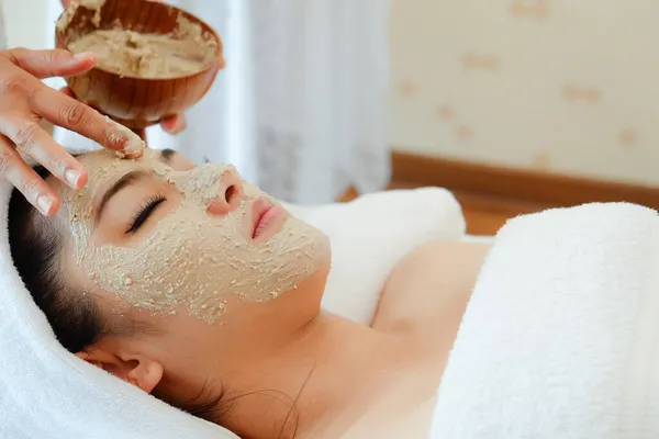 Mujer Asiática Que Tiene Tratamiento Facial Salón Spa Cama Máscara — Foto de Stock