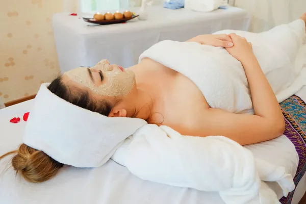 Mujer Asiática Que Tiene Tratamiento Facial Salón Spa Cama Máscara —  Fotos de Stock