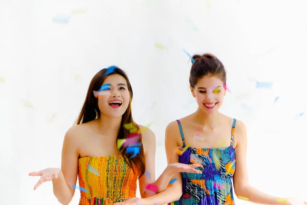 Дві Щасливі Жінки Святкують Вечірку Виберіть Фокус — стокове фото