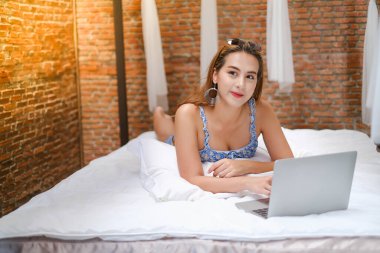 Bilgisayarla oynayan ya da çalışan Asyalı kadın