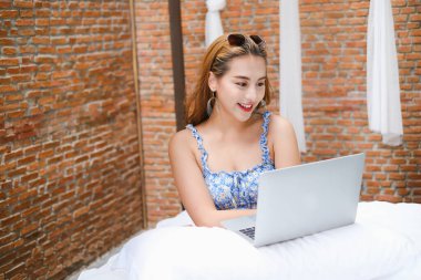 Bilgisayarla oynayan ya da çalışan Asyalı kadın