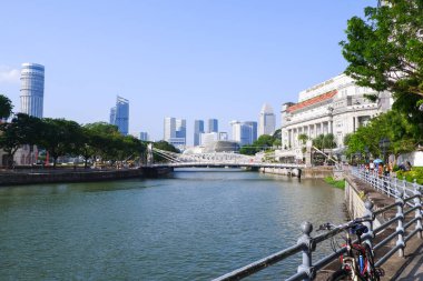 Merlion Park yakınlarındaki Singapur Nehri 'ndeki Cavenagh Köprüsü Singapur' da ünlü bir dönüm noktasıdır.