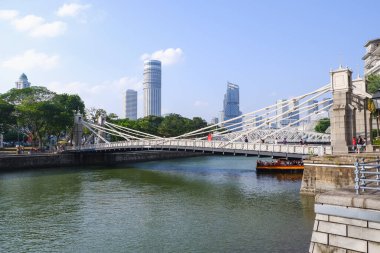 Merlion Park yakınlarındaki Singapur Nehri 'ndeki Cavenagh Köprüsü Singapur' da ünlü bir dönüm noktasıdır.
