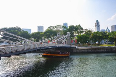 Merlion Park yakınlarındaki Singapur Nehri 'ndeki Cavenagh Köprüsü Singapur' da ünlü bir dönüm noktasıdır.