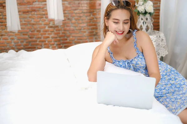 Bilgisayarla oynayan ya da çalışan Asyalı kadın