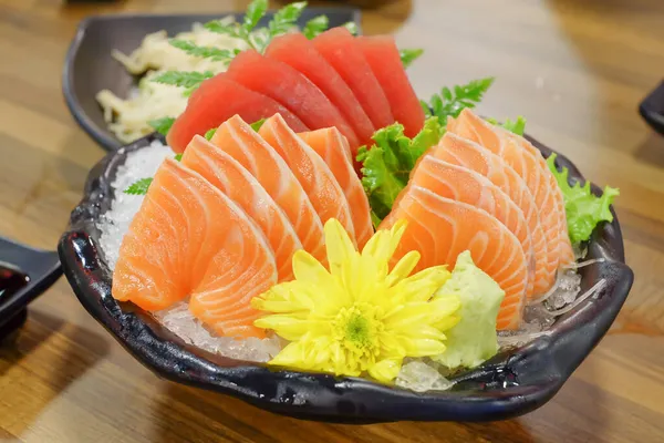 Σολομός Σασίμι Γιαπωνέζικο Φαγητό Στο Τραπέζι — Φωτογραφία Αρχείου