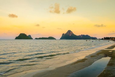 Günbatımında tropik sahil kıyısı Tayland denizi Prachuap Khiri Khan ilinde.
