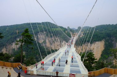 Zhangjiajie 'nin Ulusal Orman Parkı Zhangjiajie' nin Büyük Kanyonu Çin 'deki Cam Alt Köprüsü
