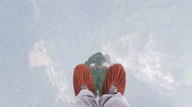 Zhangjiajie 'nin Ulusal Orman Parkı Zhangjiajie' nin Büyük Kanyonu Çin 'deki Cam Alt Köprüsü